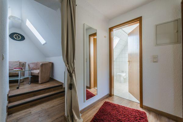 Höhlenwohnung mit Blick auf Dachboden, Bad und Spiegel