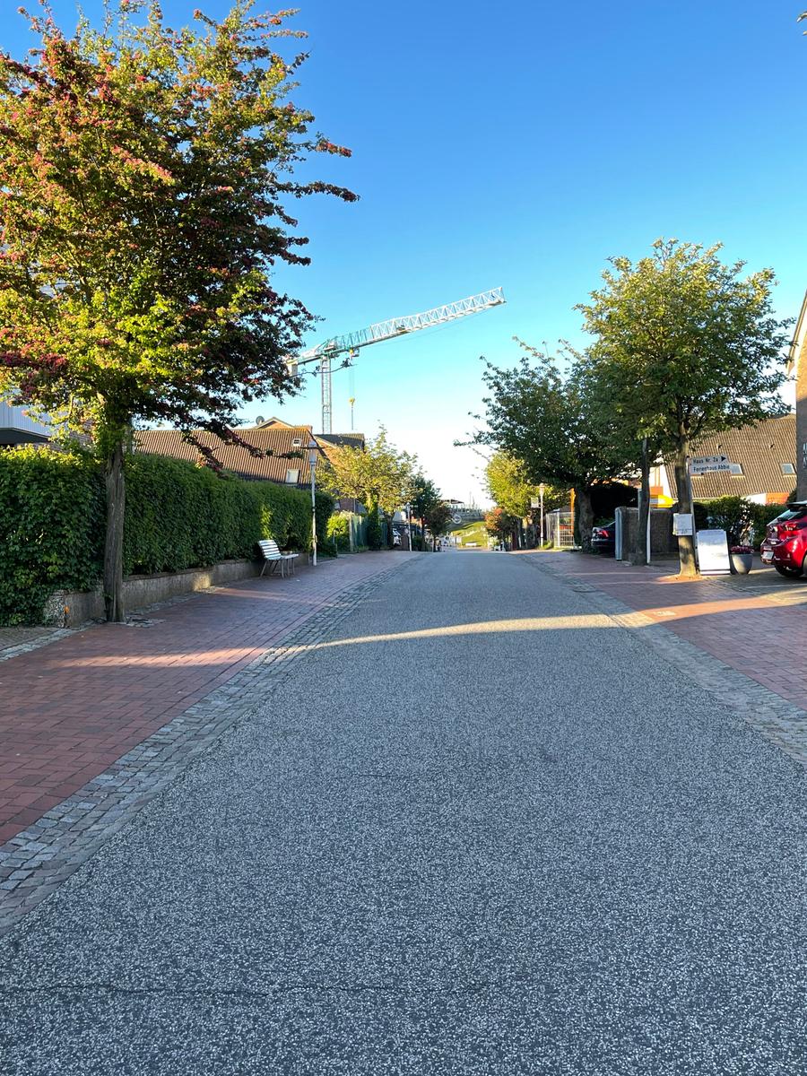 Neben dem "Haus Adele" geht es direkt auf kurzem Weg zum Deich.