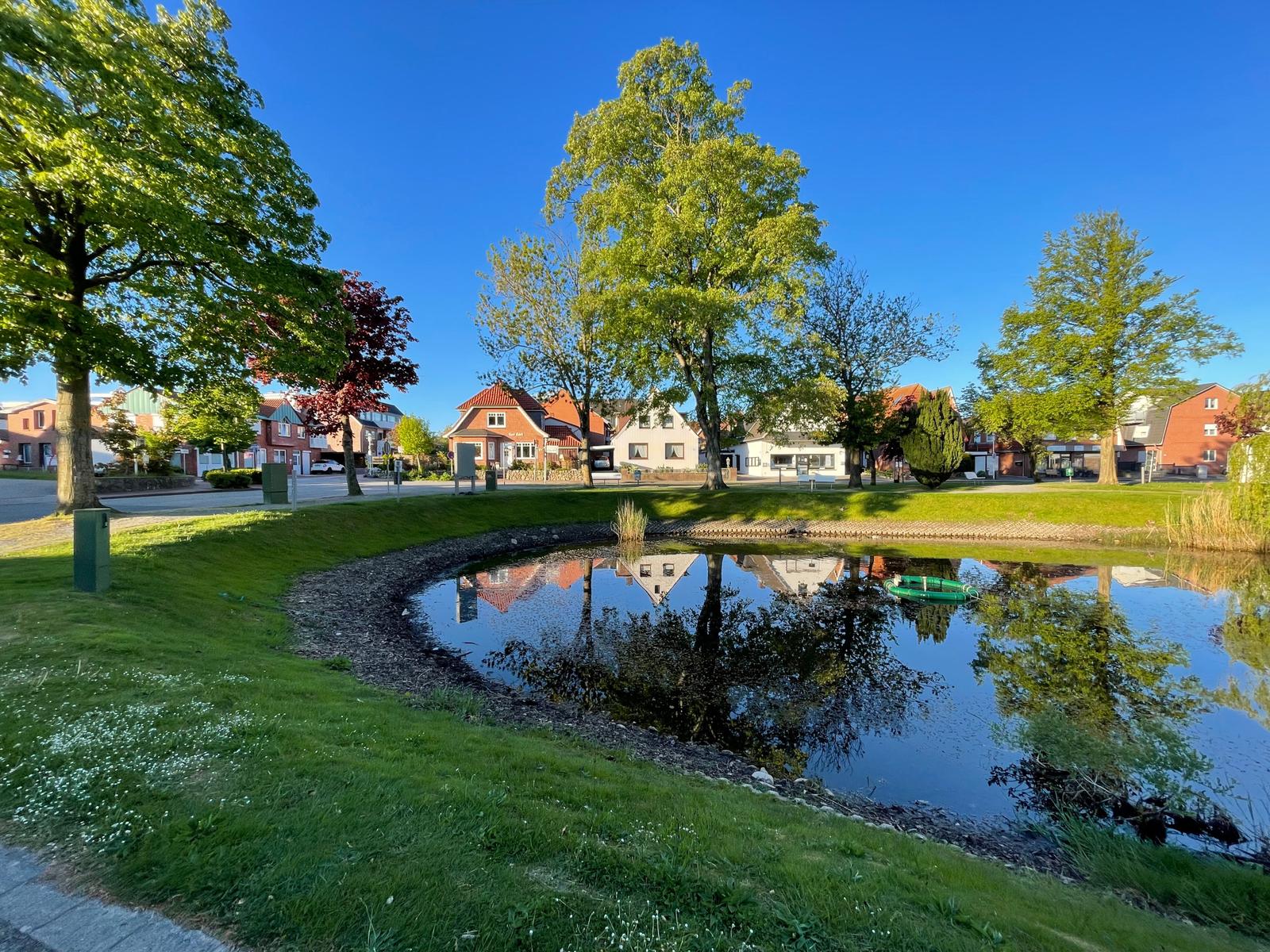 Ein Blick vom Ententeich auf das schöne "Haus Adele".