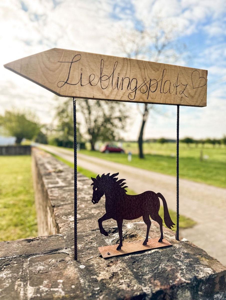 Holzschild mit Pferd zeigt den Lieblingsplatz an.