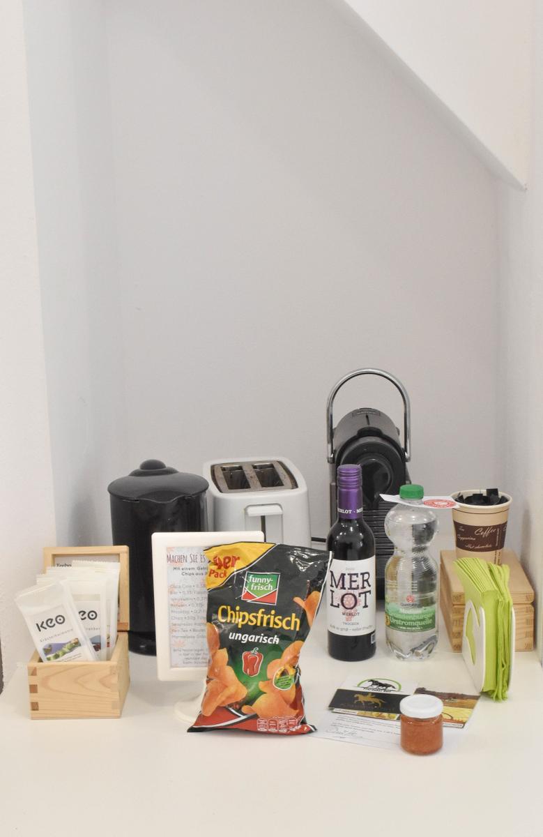 Toaster, Nespresso Kaffeemaschine, Teekocher, Minibar