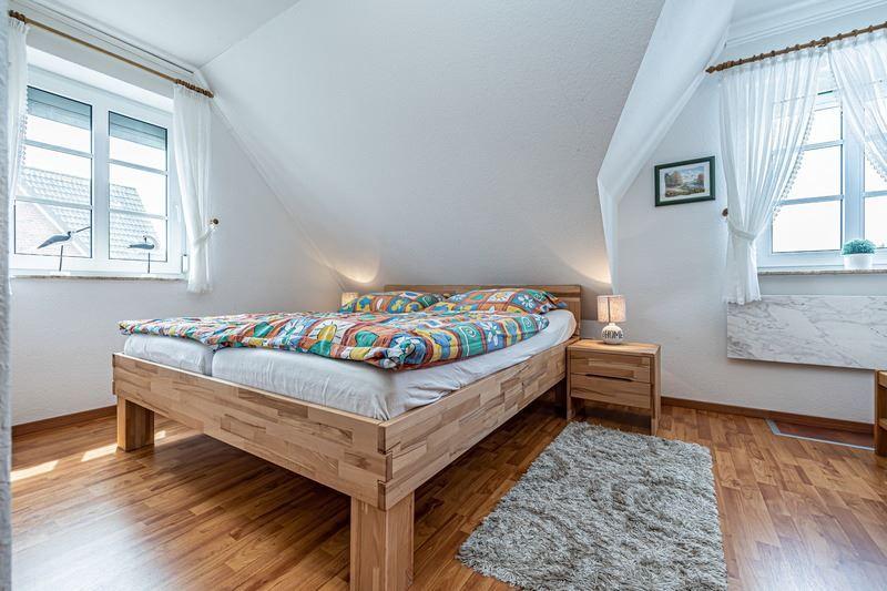 Schlafzimmer mit Doppelbett...