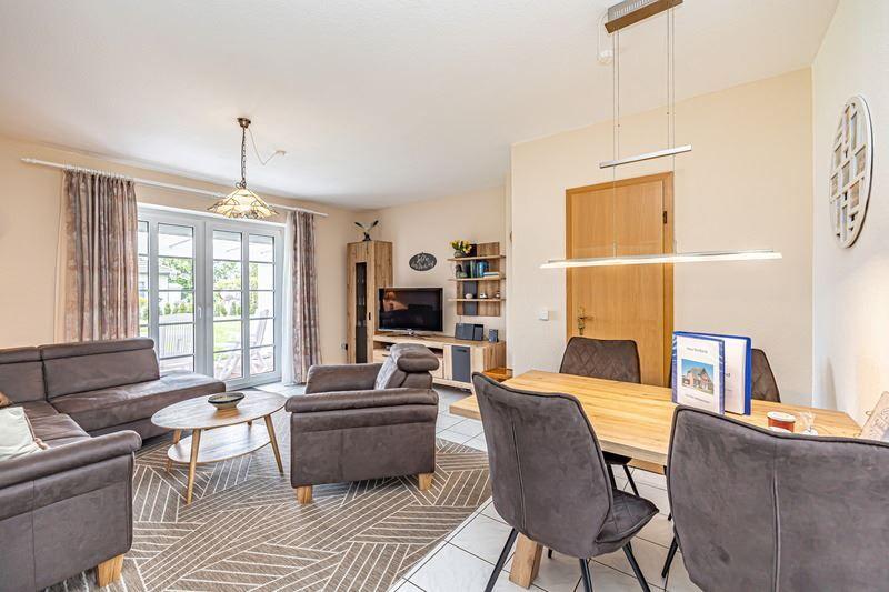 großzügiger Wohn-Essbereich mit Terrassenzugang...