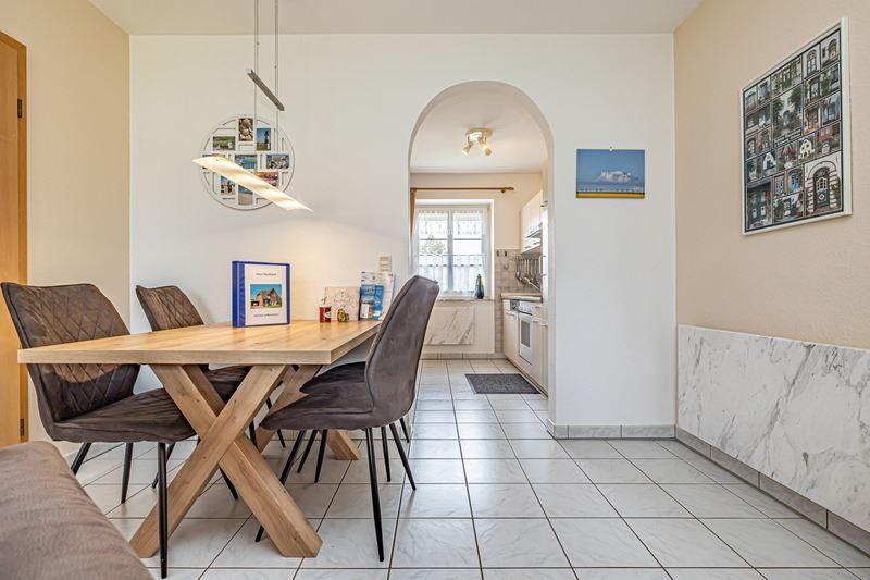 Esstisch mit 4 Stühlen und Platz für den Kinderhochstuhl...