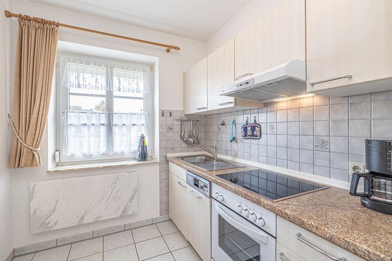 Küche mit Fenster und Dunstabzug...