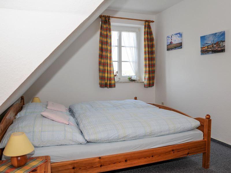 Schlafzimmer mit Doppelbett...