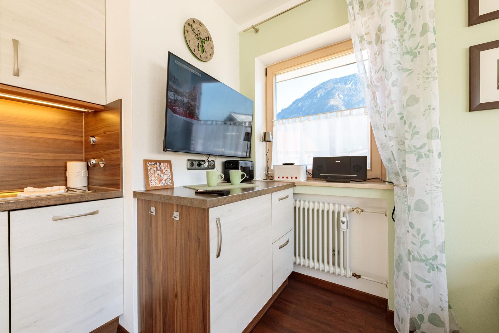 Küche mit TV und Blick auf Berge