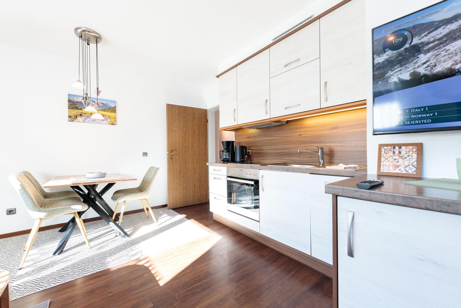 Küche mit Essbereich, TV und Holzboden