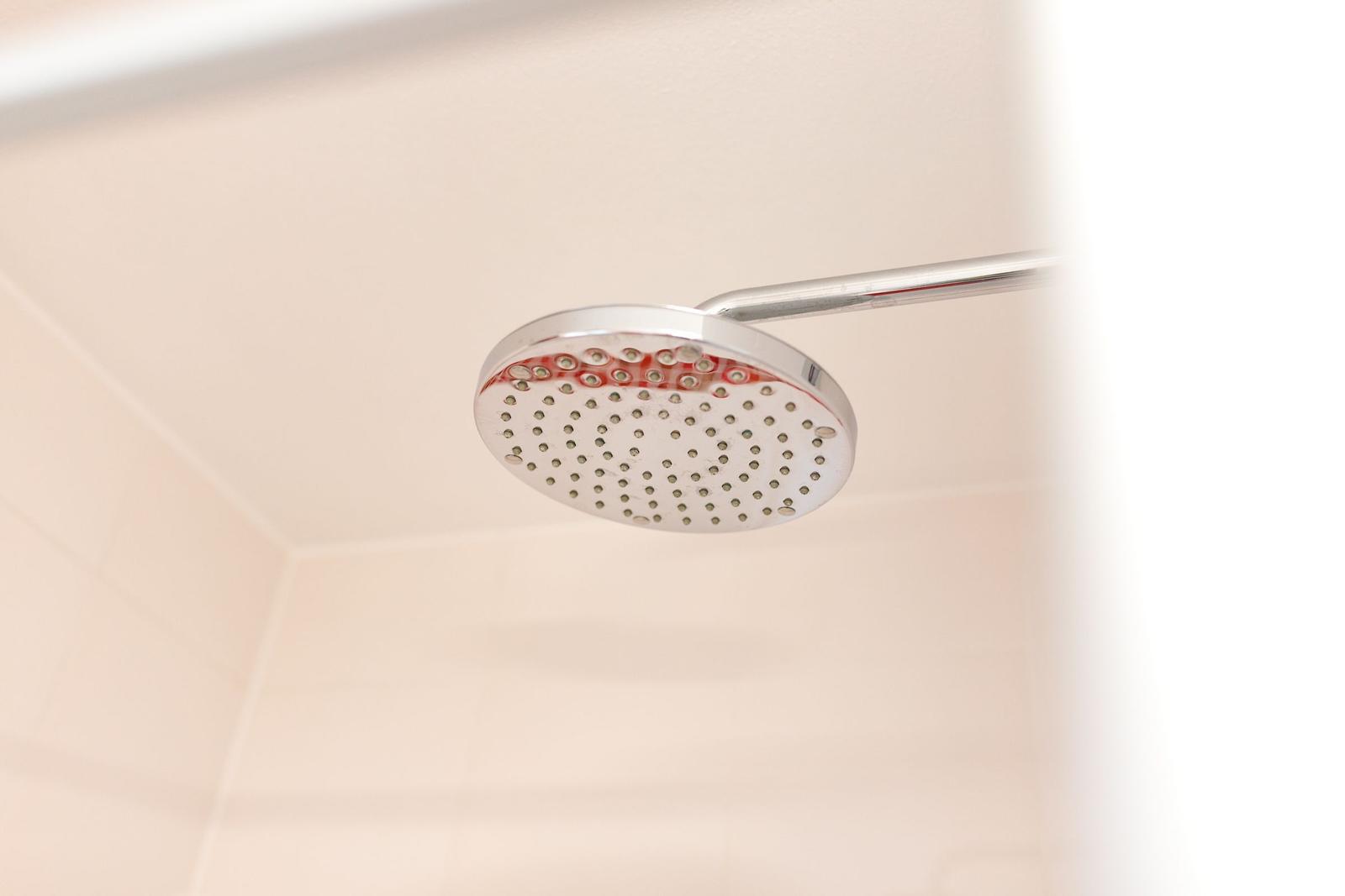 Duschkopf mit mehreren Düsen in einer Dusche