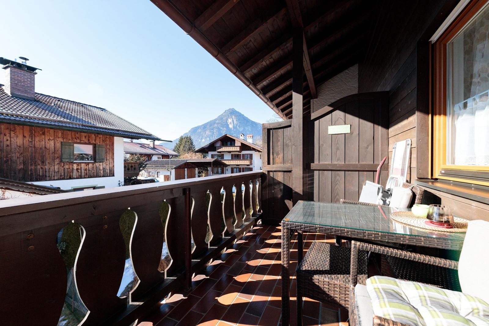 Terrasse mit Tisch, Stühlen und Bergblick