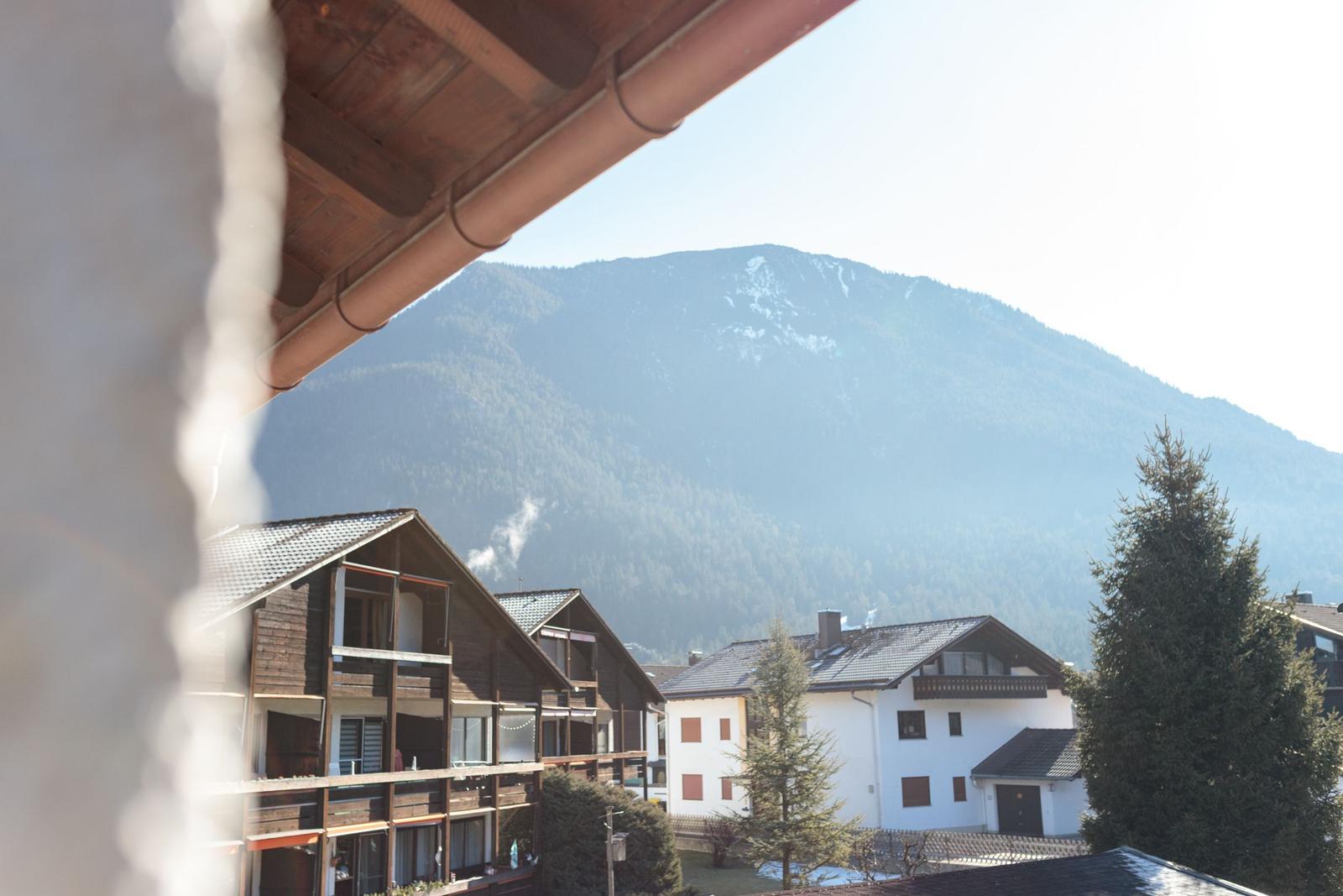 Blick auf Berge und Häuser aus einem Fenster