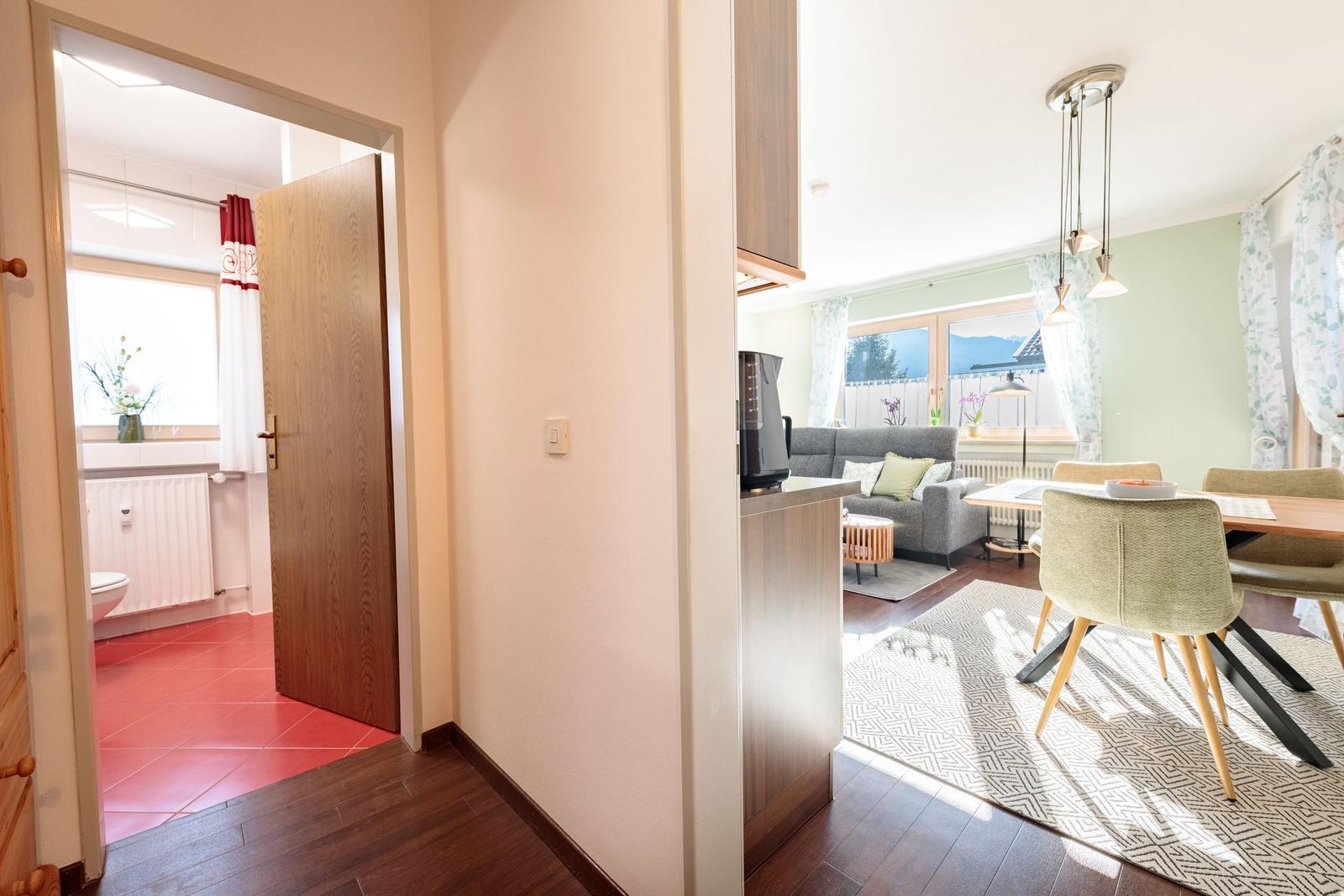 Wohnung mit Essbereich, Wohnzimmer und Bad sichtbar.