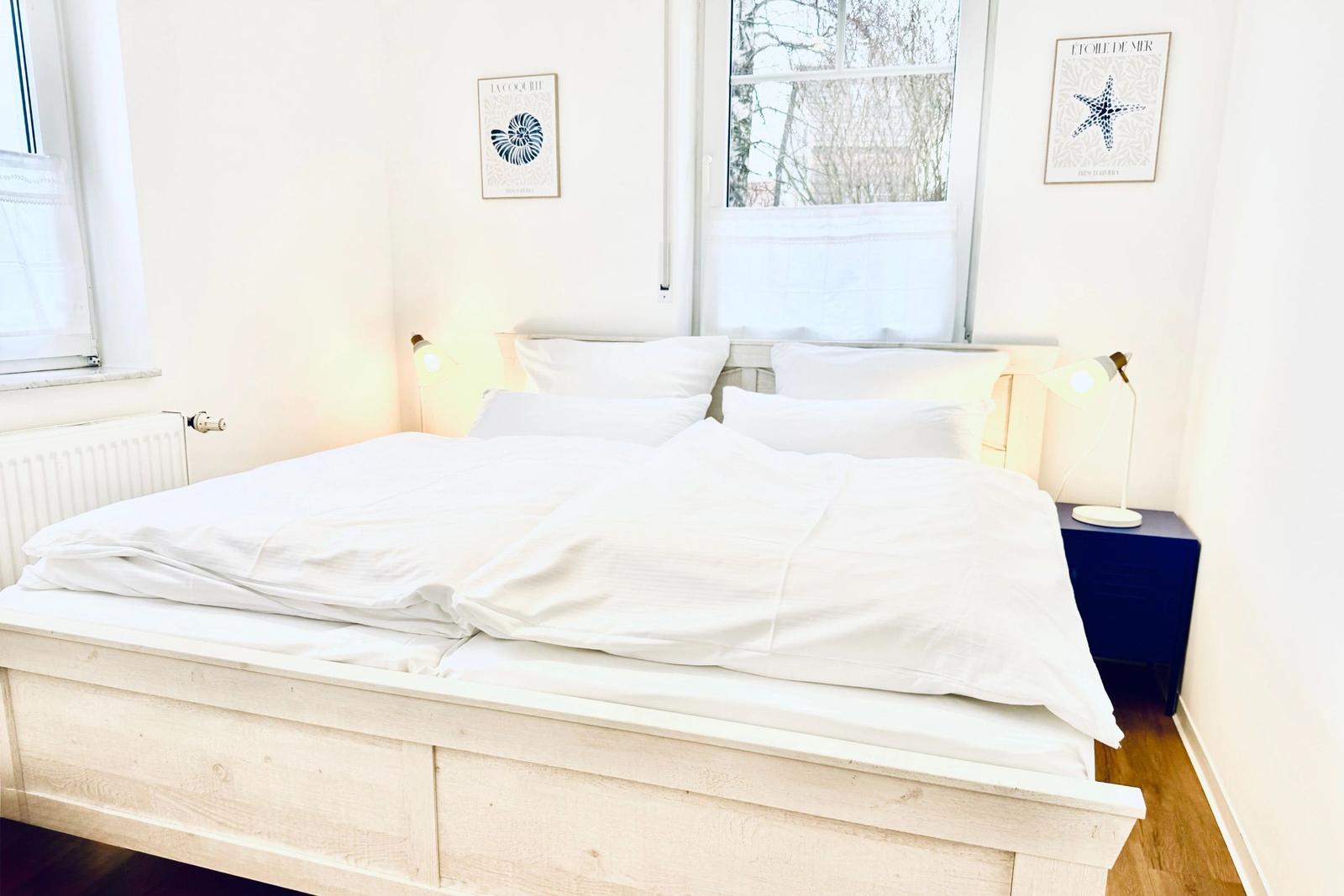 Komfortables Doppelbett im Schlafzimmer