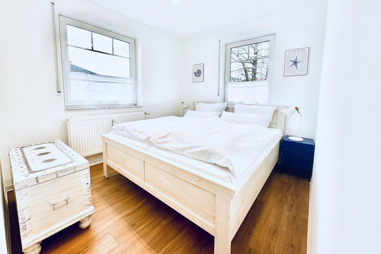 Schlafzimmer mit Kleiderschrank
