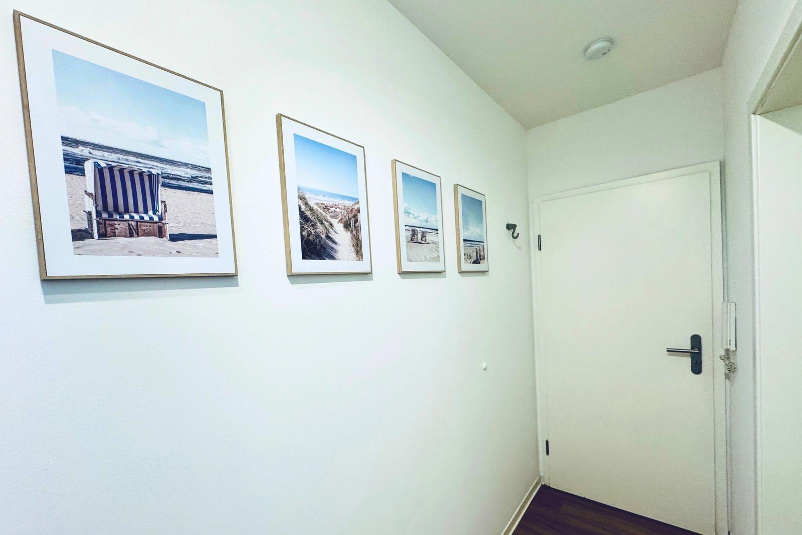 Flur mit Bildergalerie