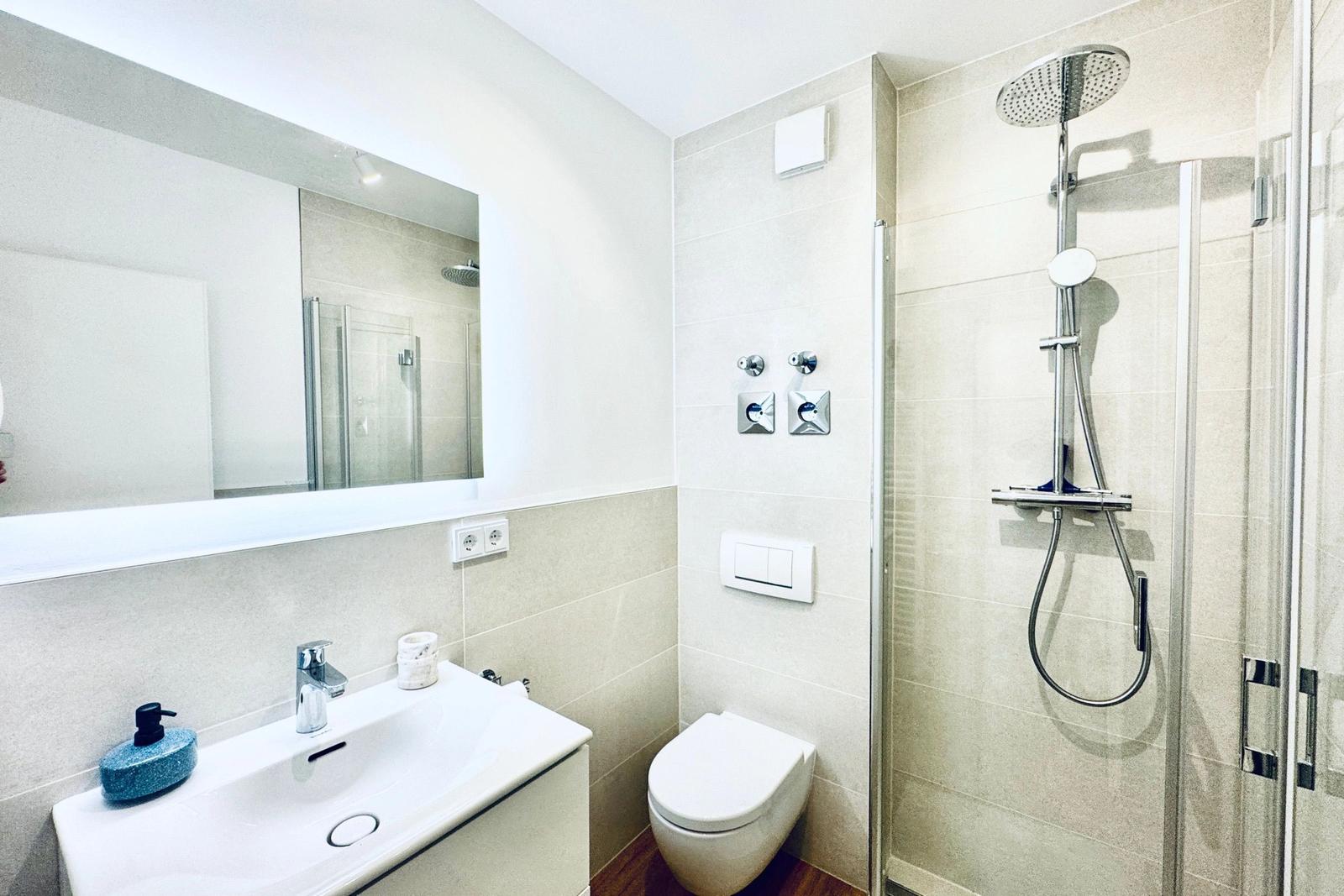 Modernes Badezimmer mit Dusche und WC