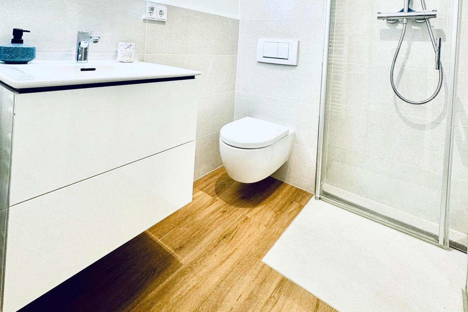 Badezimmer mit großem Waschtisch