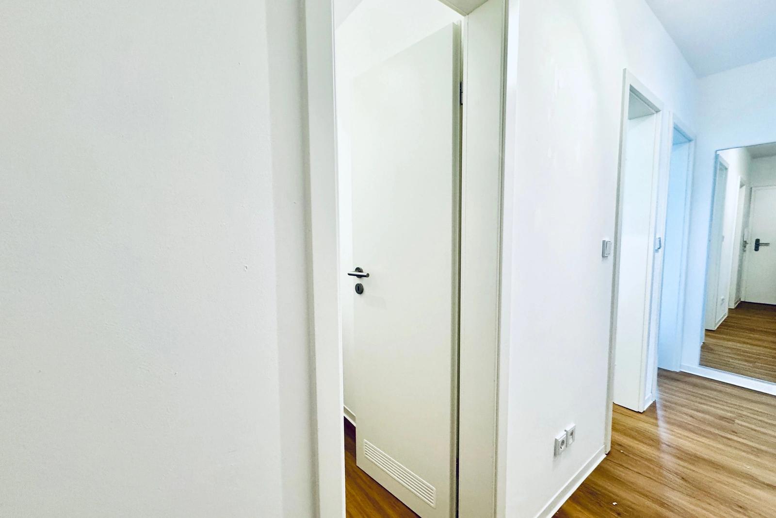 Blick in den Flur und Wohnbereich