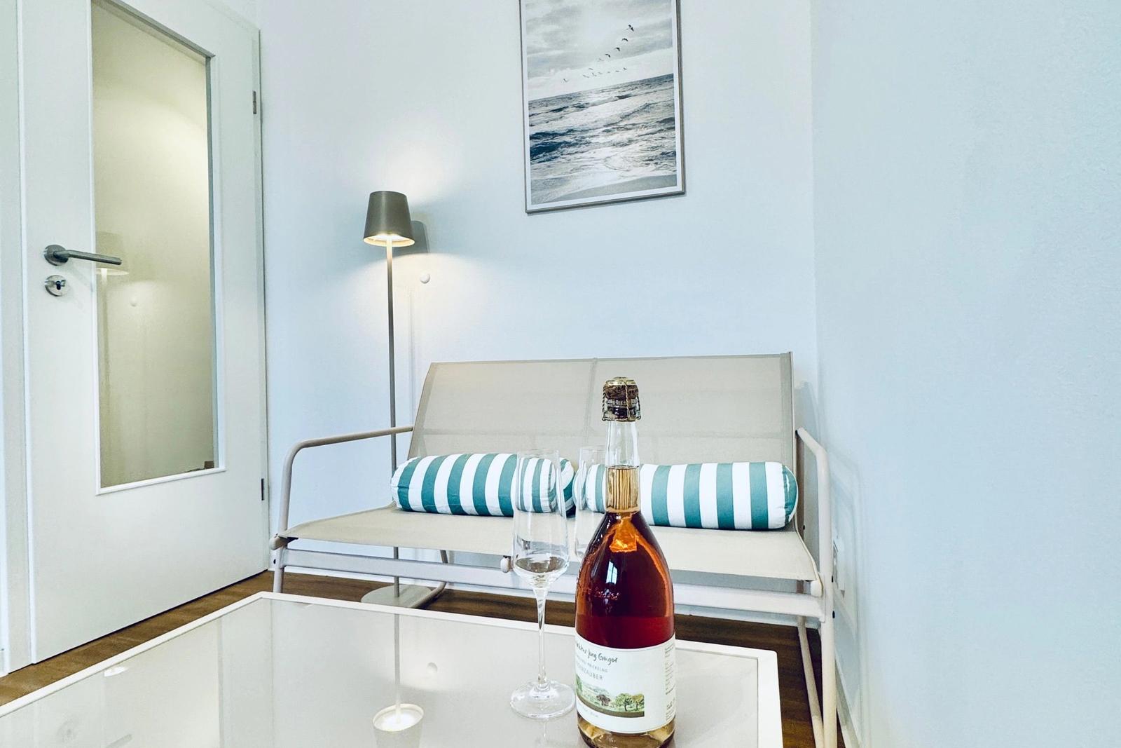 Wohnbereich mit Sofa und Beistelltisch