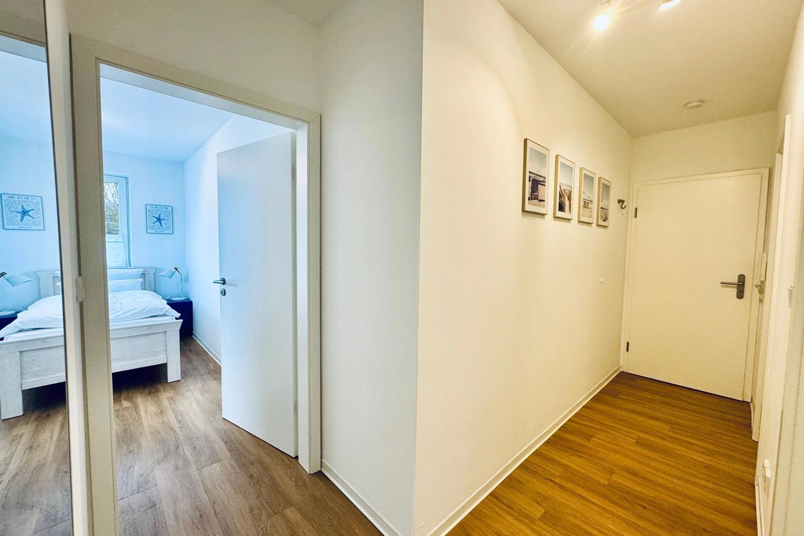 Flur mit Spiegel und Garderobe