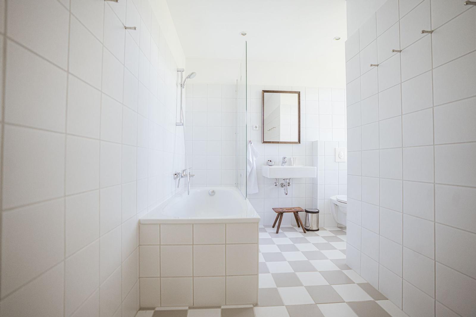 Badezimmer mit Badewanne, Dusche, Waschbecken und Toilette.