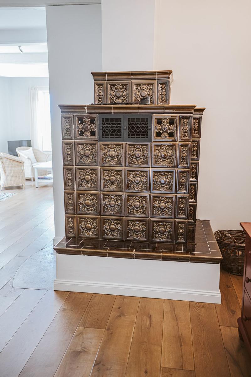 Antikofen mit verzierten Fliesen im Wohnbereich