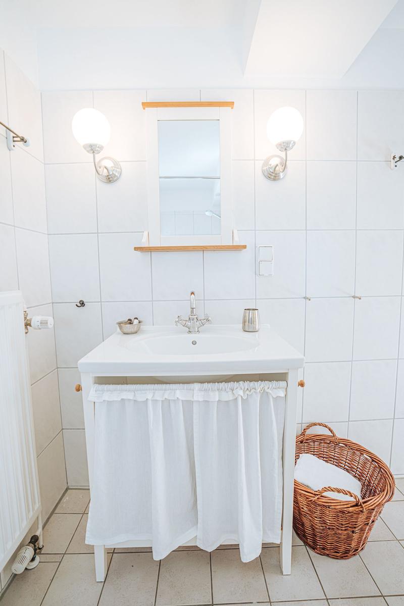 Bad mit Waschbecken, Spiegel und Korb