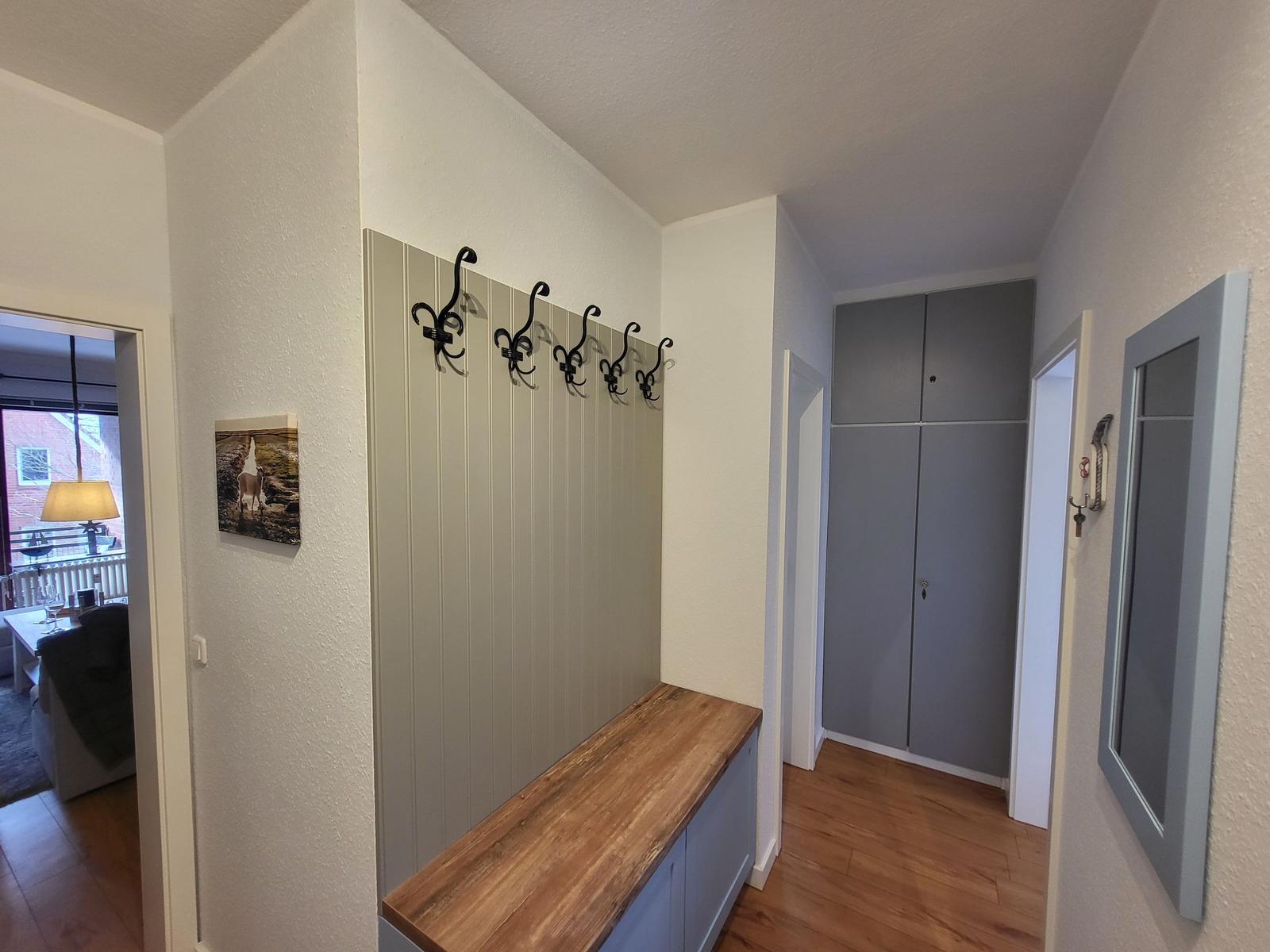 Eingangsbereich mit Garderobe, Bänkchen und Spiegel