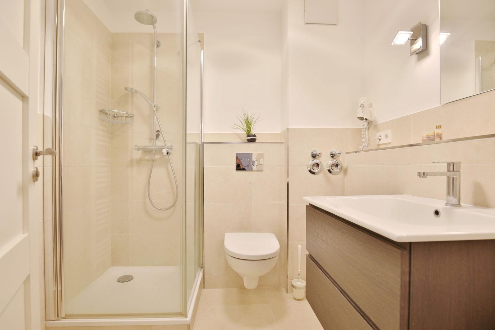 Badezimmer mit Dusche, Toilette und Waschbecken