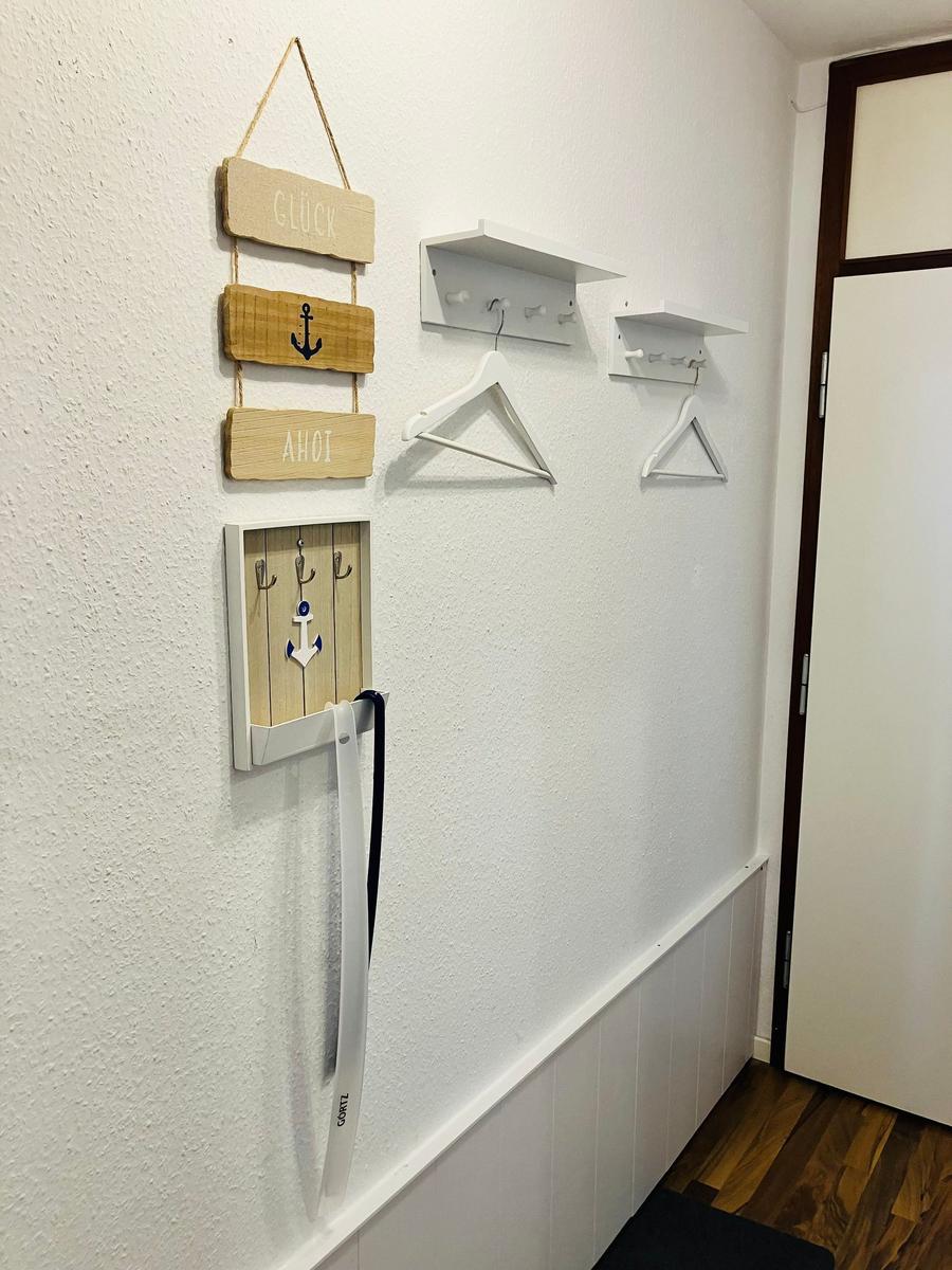 Wand mit Haken und Dekoration im maritimen Stil
