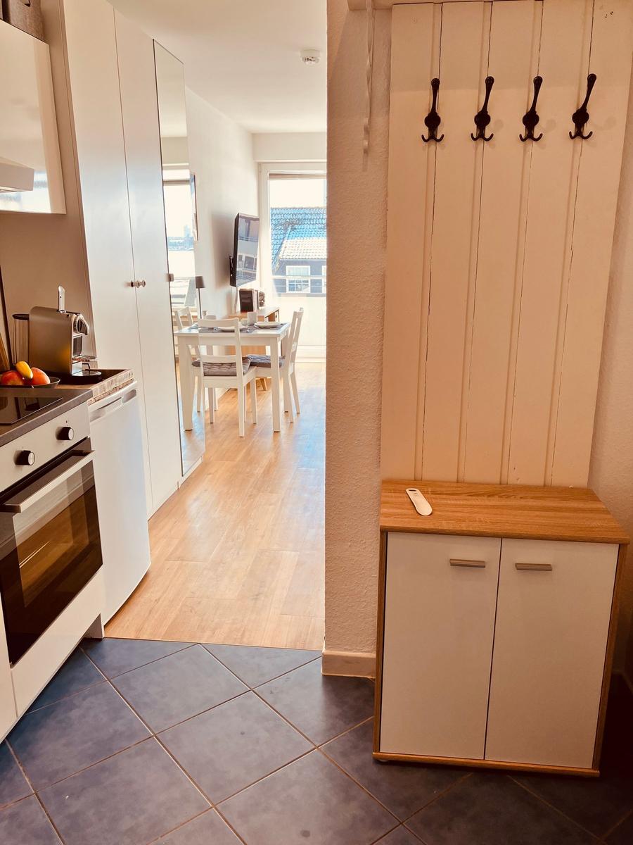 Küche mit Blick in Esszimmer und Garderobe mit Haken