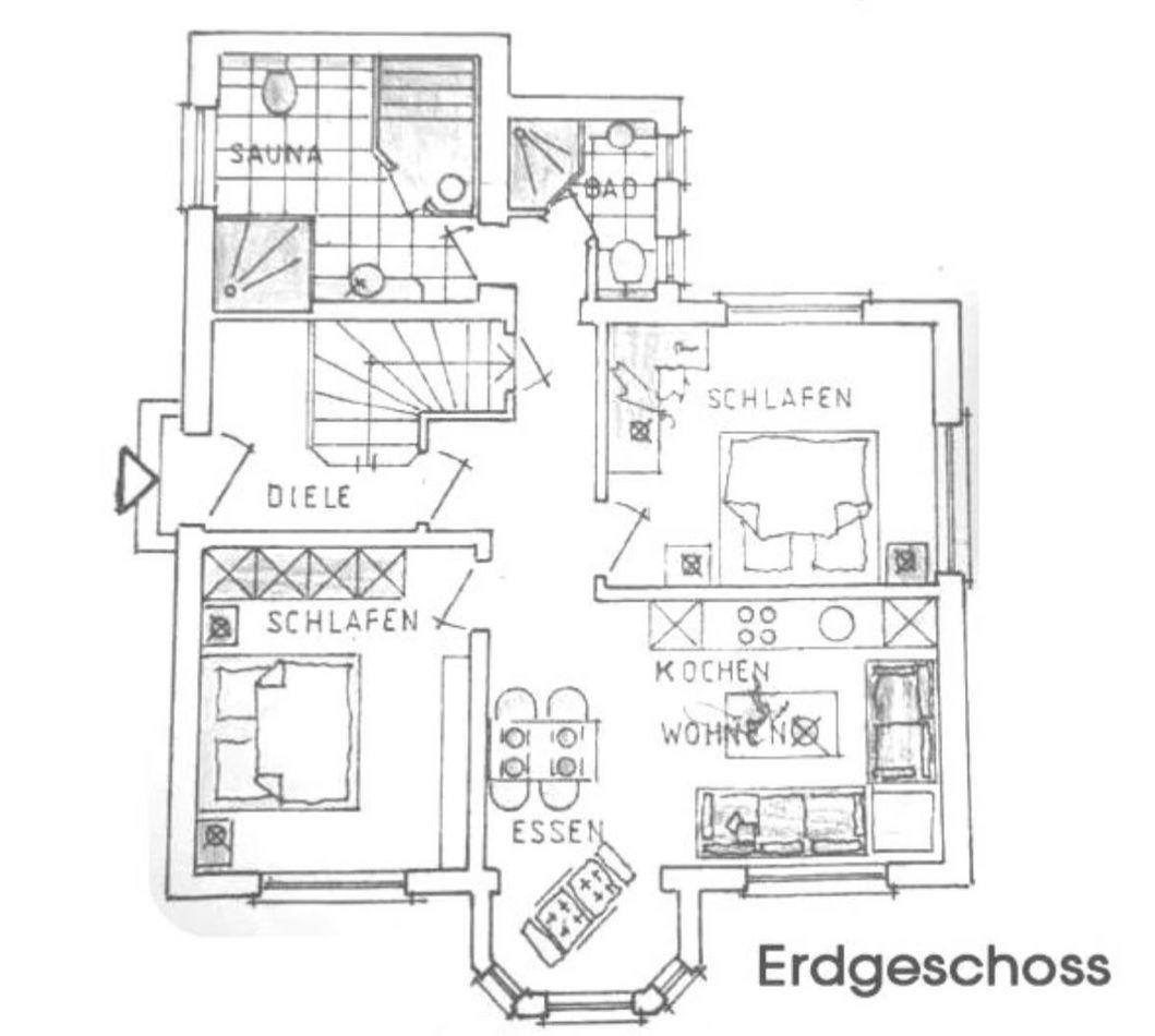 Erdgeschoss mit Schlaf-, Wohn-, Essbereich, Küche, Bad und Sauna.