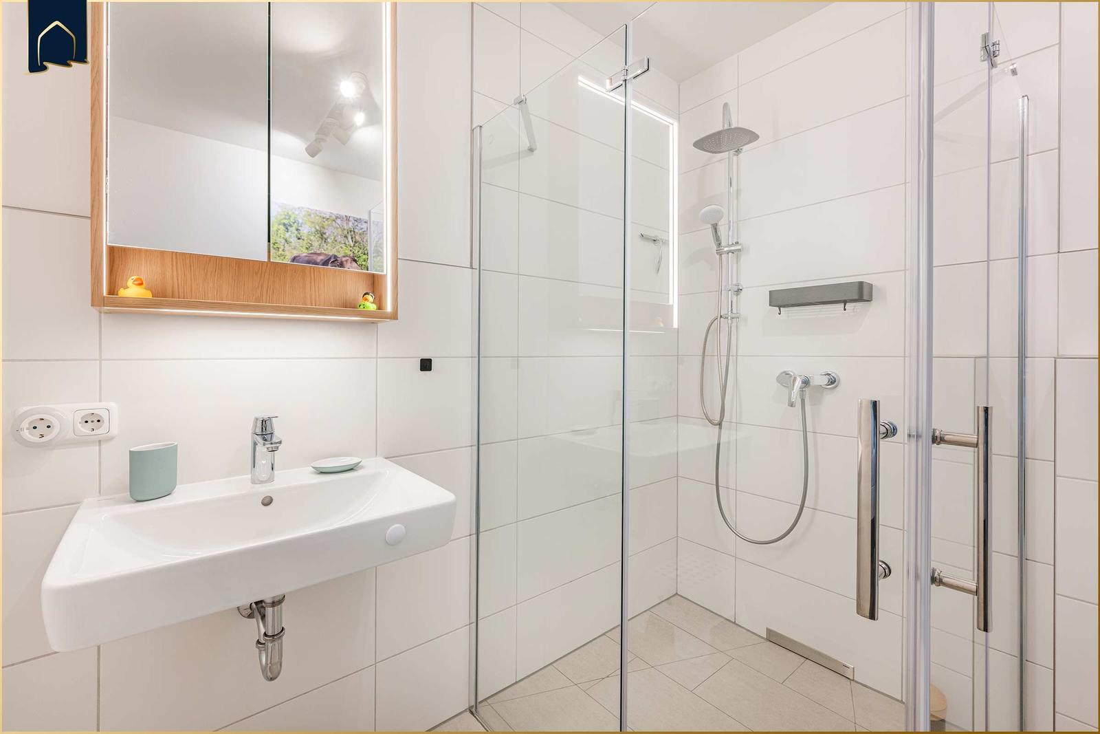 Badezimmer mit Dusche und Waschbecken
