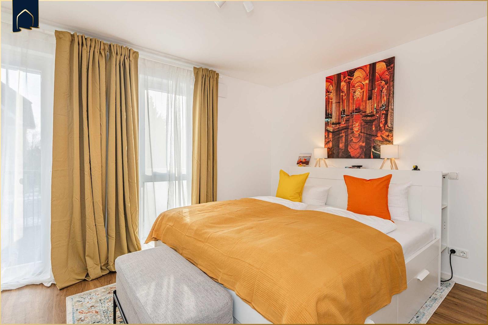 Schlafzimmer mit Bett, Vorhängen und Wandbild.