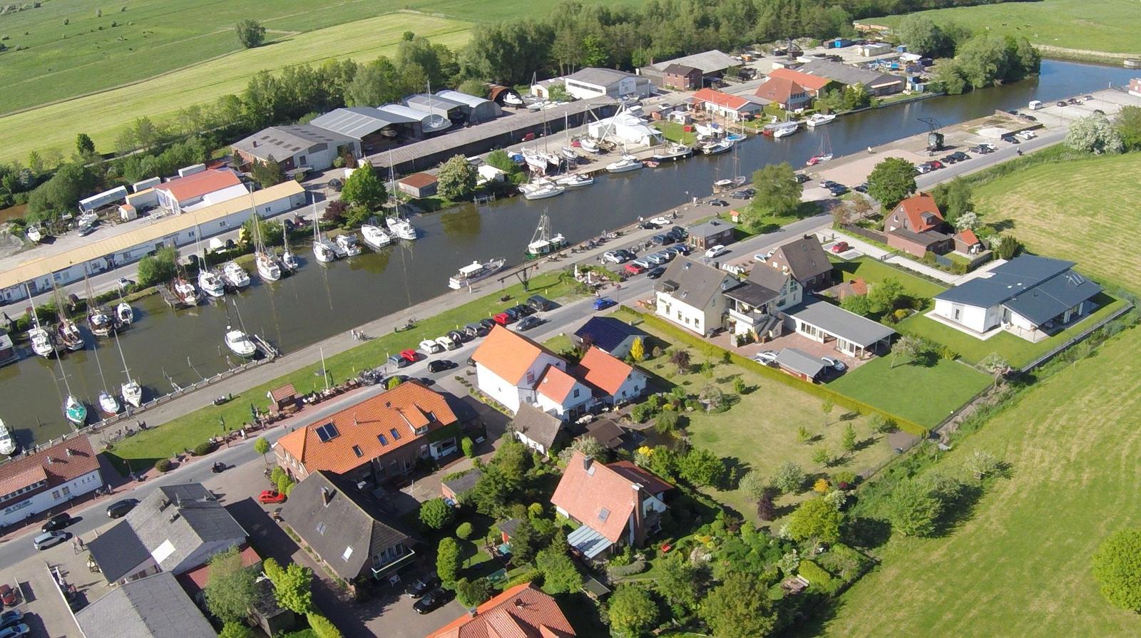 Aussicht auf Hafen mit Booten und umliegenden Häusern.