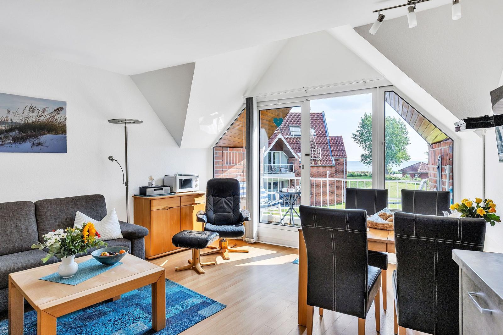 Wohn- und Essbereich mit Blick auf Terrasse und Garten.