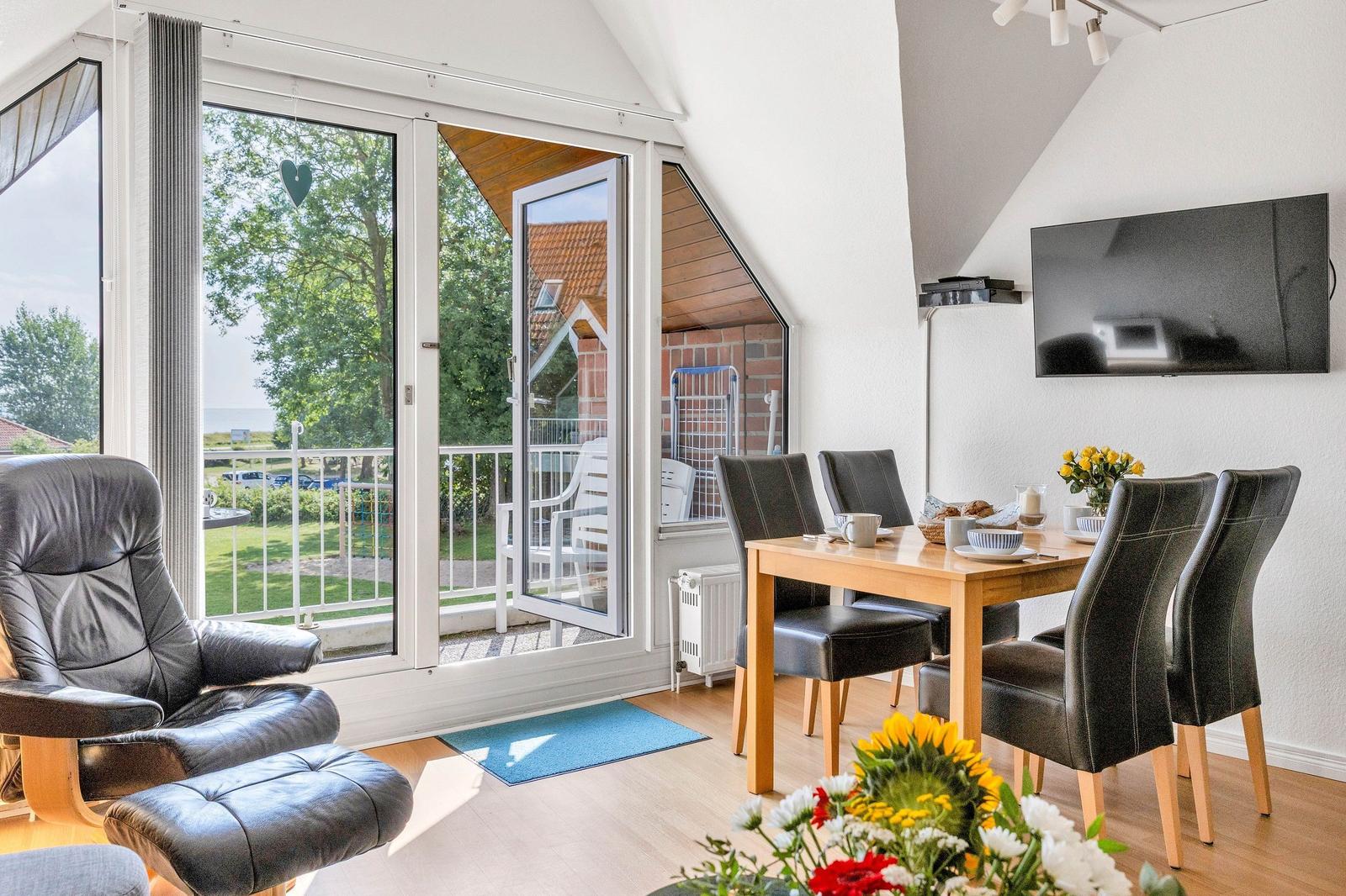 Wohn- und Essbereich mit Blick auf Balkon und Garten