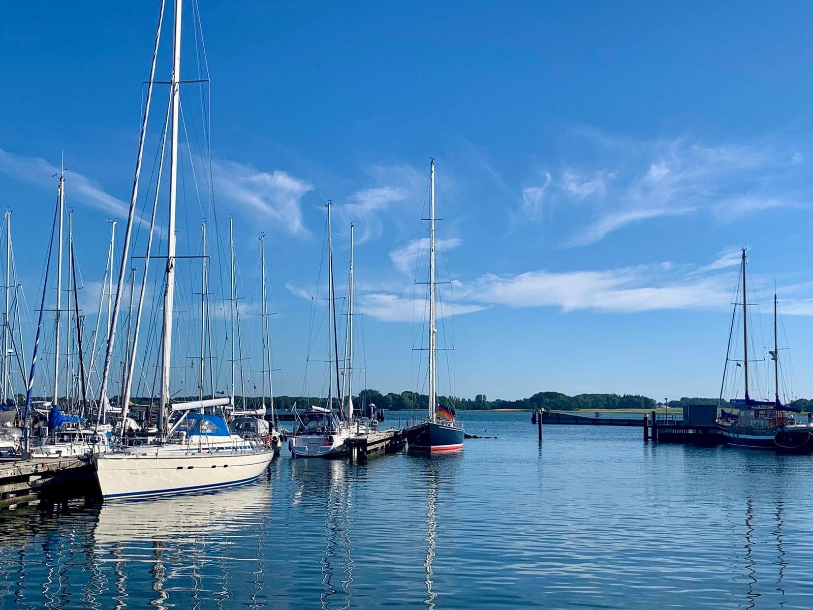 Hafen mit Segelbooten unter blauem Himmel