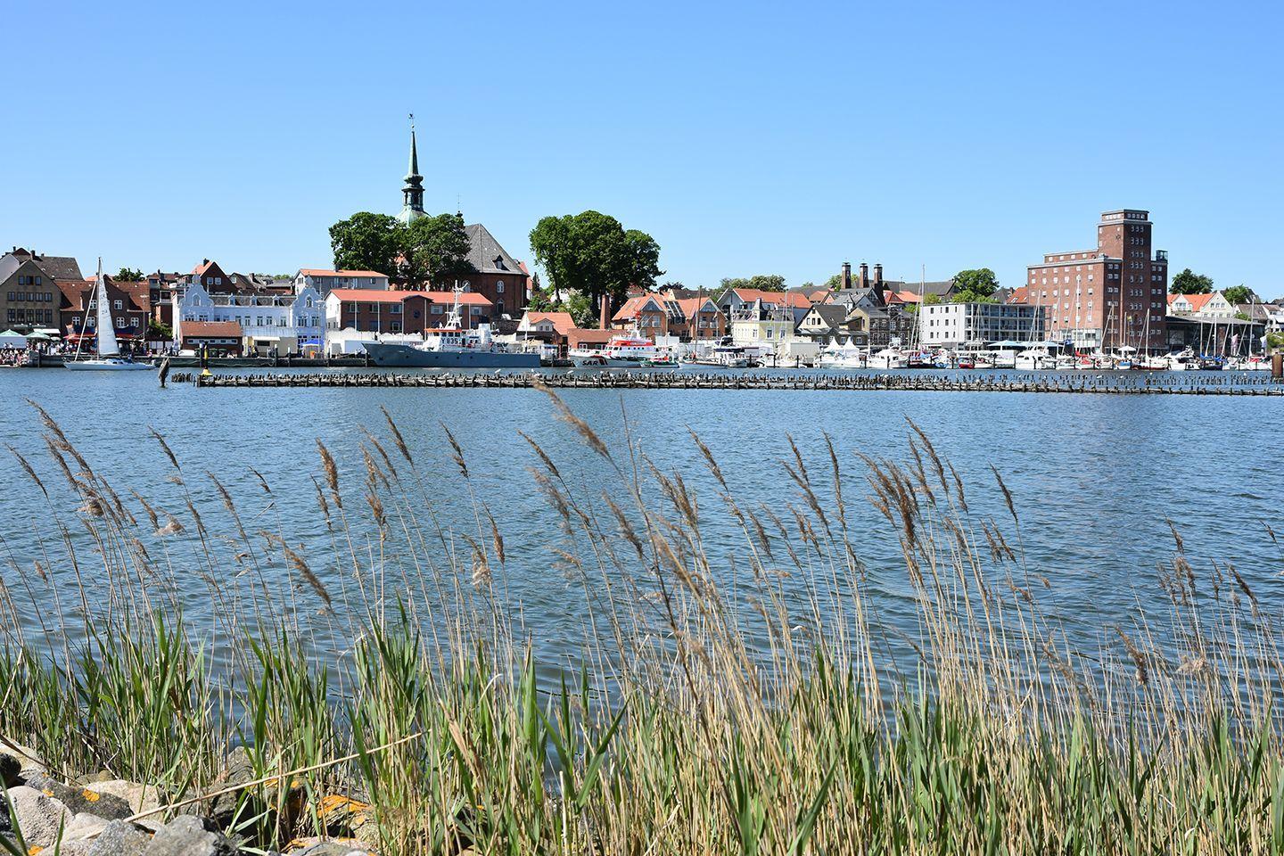 Hafenstadt mit Booten und historischen Gebäuden am Wasser