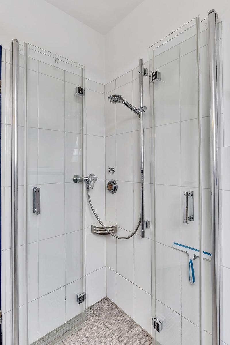 Duschkabine mit Glaswand und Duschbrause