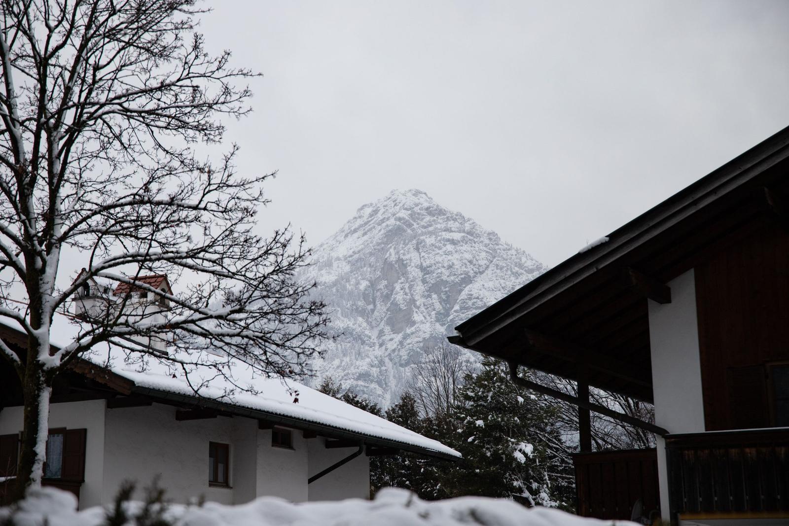 Schneebedeckte Häuser mit Blick auf einen Berg