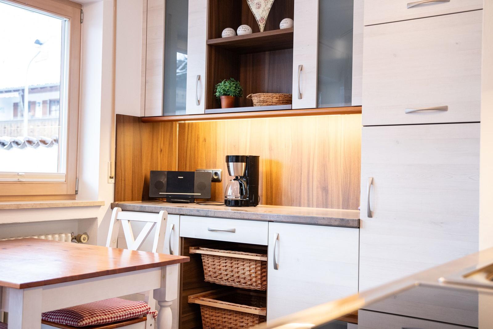 Küche mit Holzoberfläche, Arbeitsplatte und Essbereich mit Stuhl.