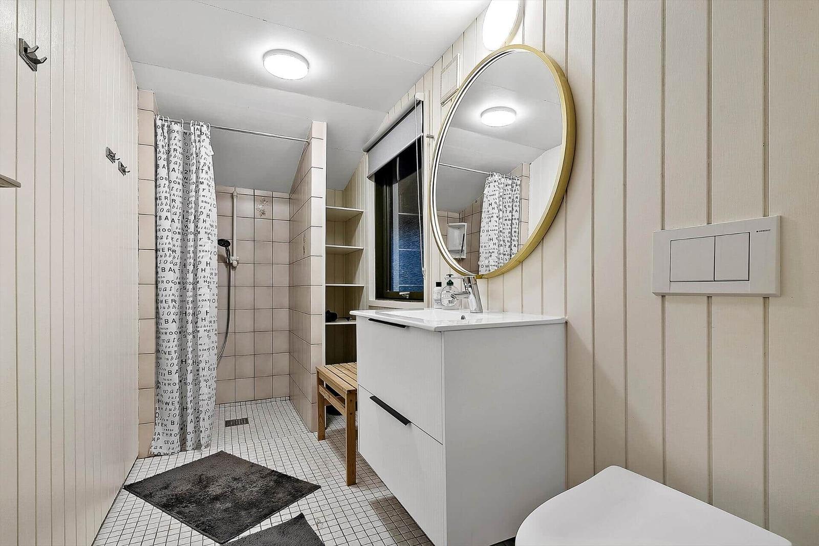 Badezimmer mit Dusche, Waschbecken und Toilette