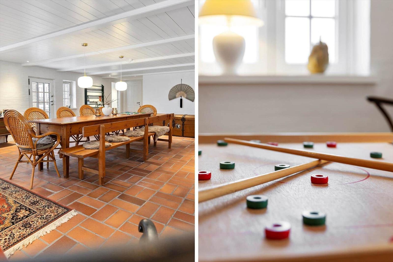 Esszimmer mit Holztisch, Bänken und Stühlen. Spielzimmer mit Billardtisch.