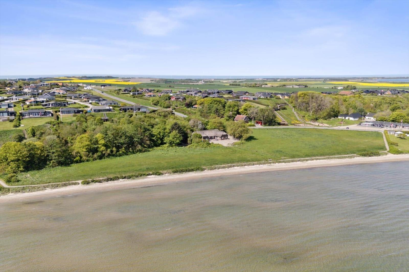Strandhaus mit Blick auf Felder und Meer