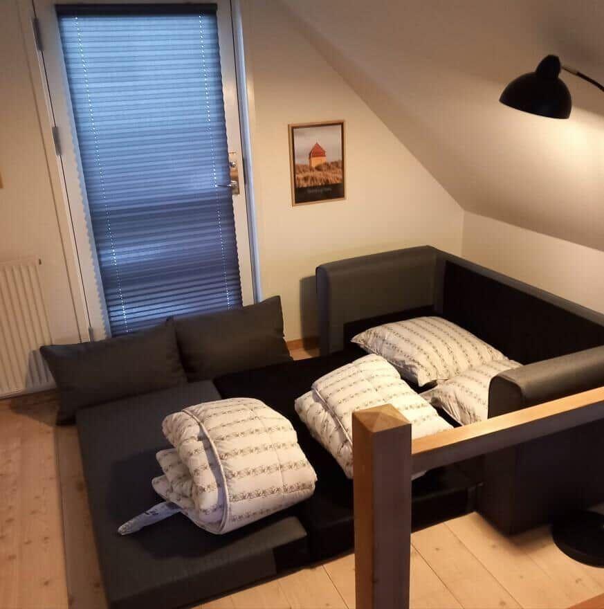 Schlafzimmer mit Doppelbett, Fenster und Wandbild