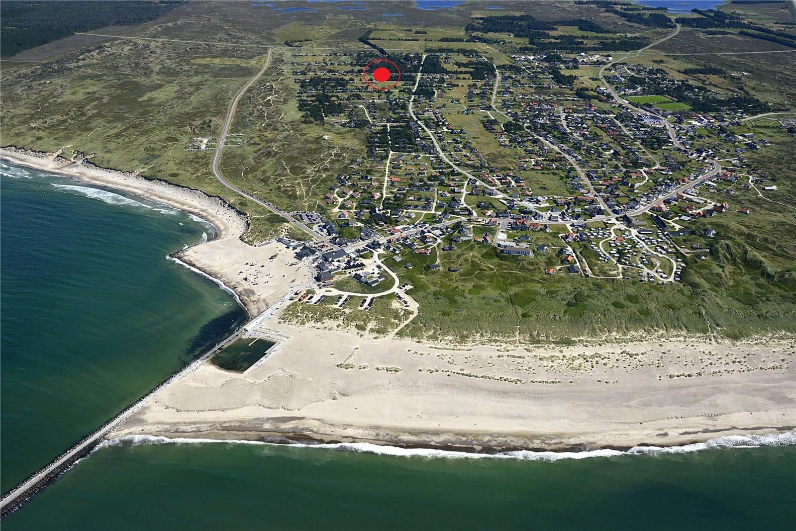 Luftbild eines Küstenorts mit Strand und markierter Lage.