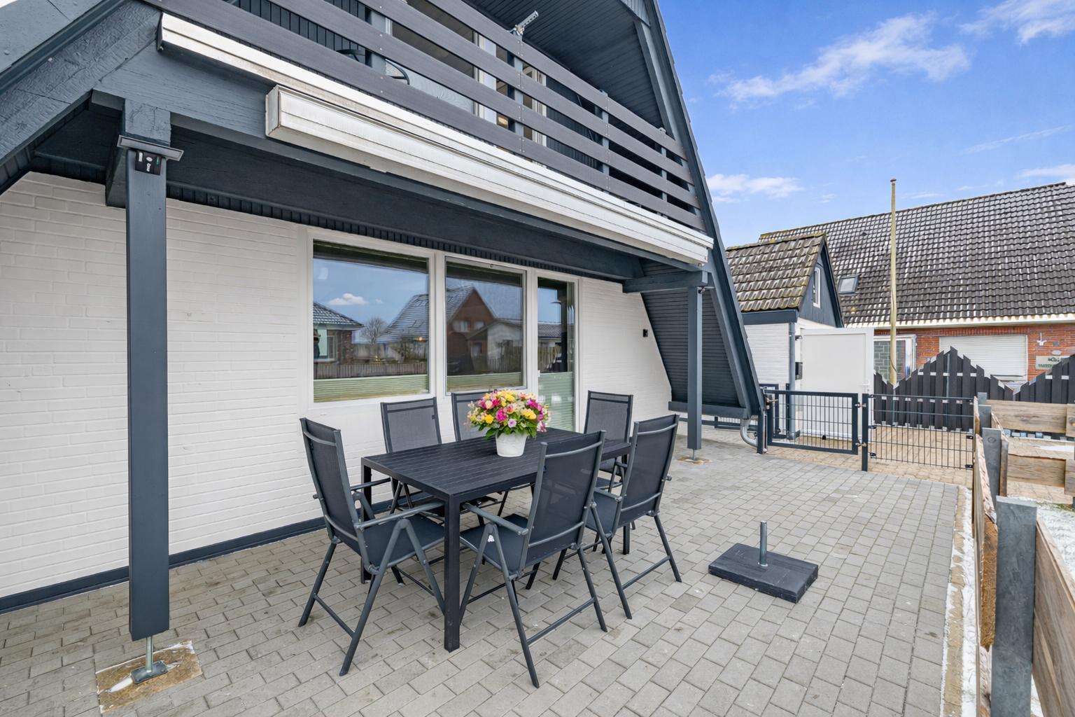 Außen und innen ein Schmuckstück; hier die Terrasse mit Überdachung und Markise...