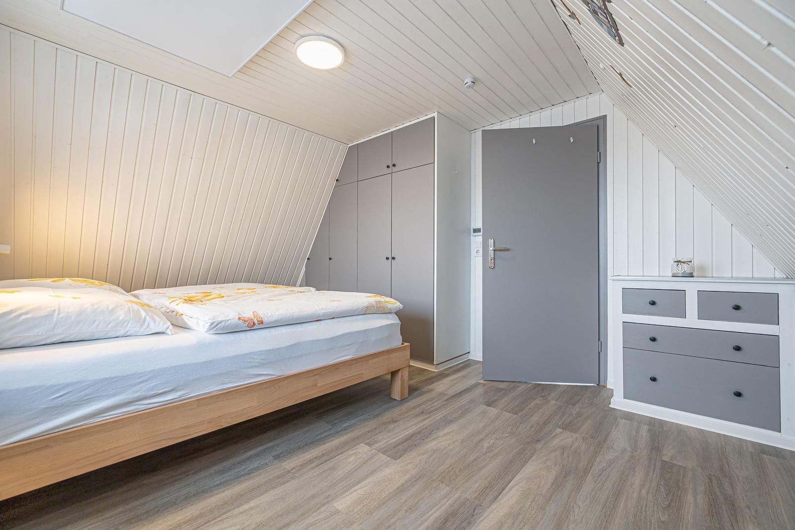 Im Obergeschoss befindet sich das große Elternschlafzimmer ......