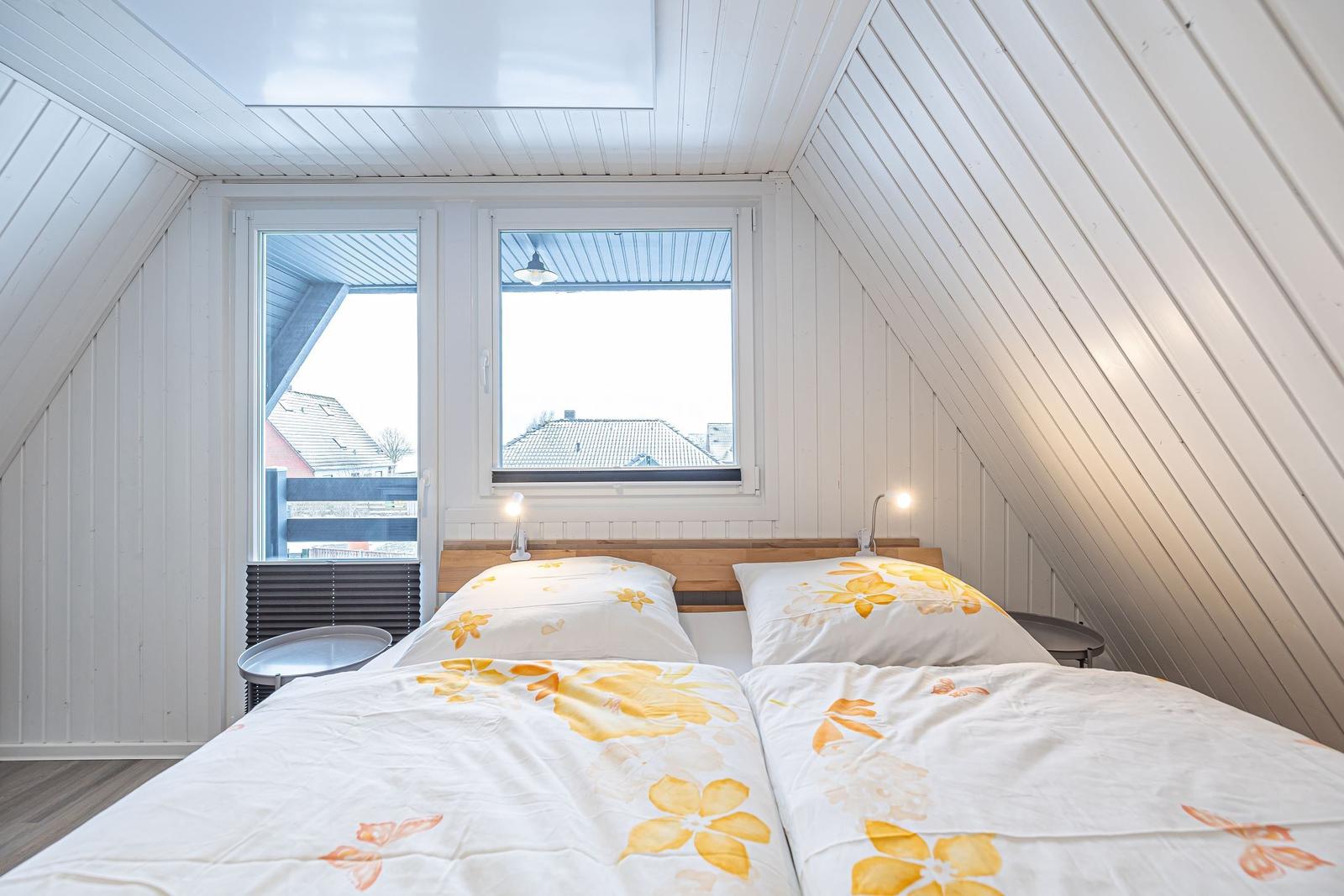 ... mit Zugang zum überdachten Balkon...